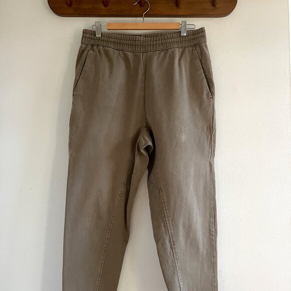 Elwood Traveler Crop Pant in Vintage Olive - Picture 4 of 5